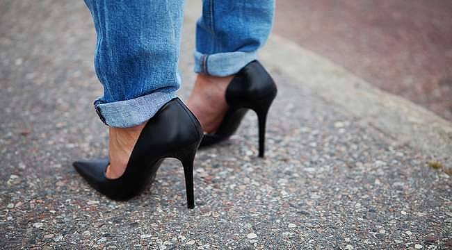 Ucu dar topuklu ayakkabı giymek sinirlere zarar veriyor…