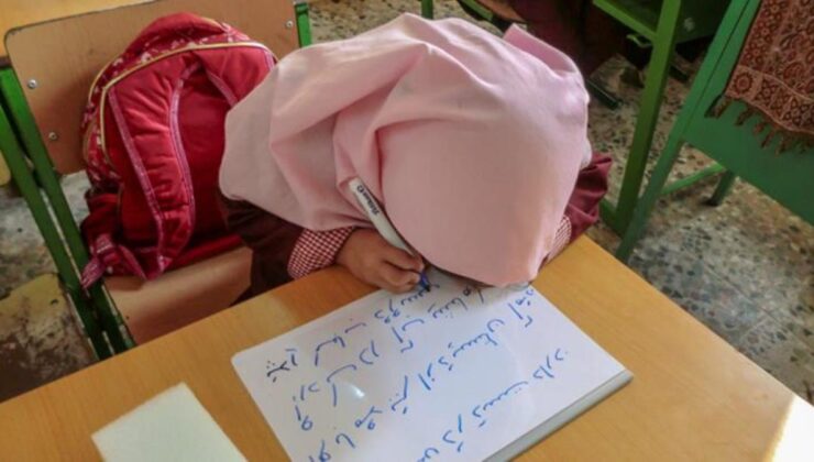 İran başörtüsü kullanmayan kadınlara eğitim hakkı vermeyecek!