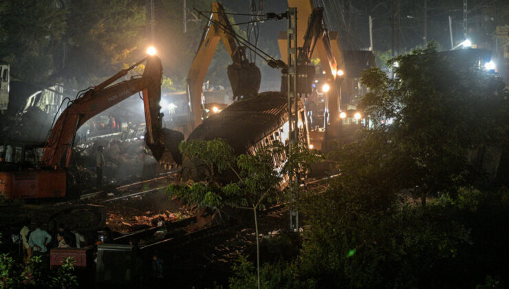 Modi, Hindistan, Odisha’daki Ölümcül Tren Kazası Mahalline Vardı